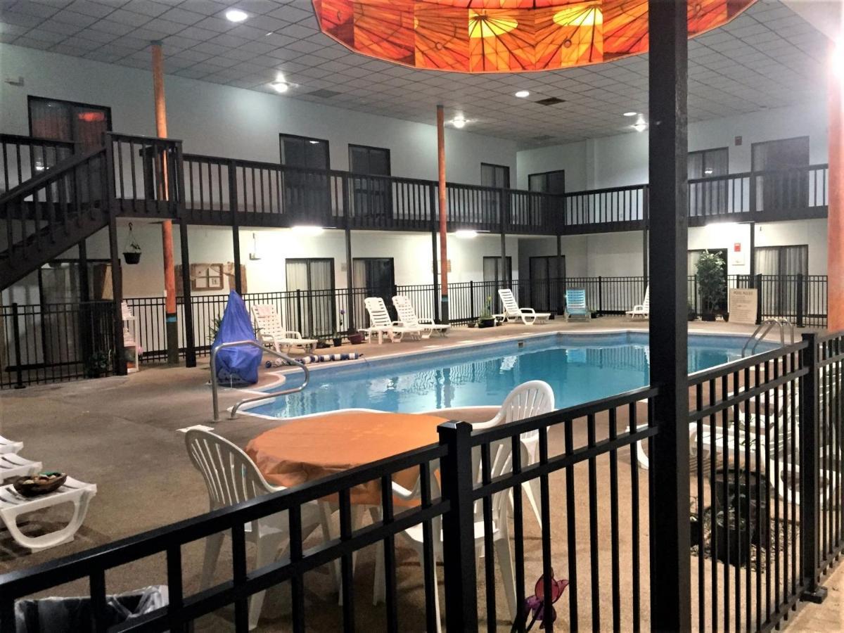 Hotel Hutchi Bell à South Hutchinson Extérieur photo