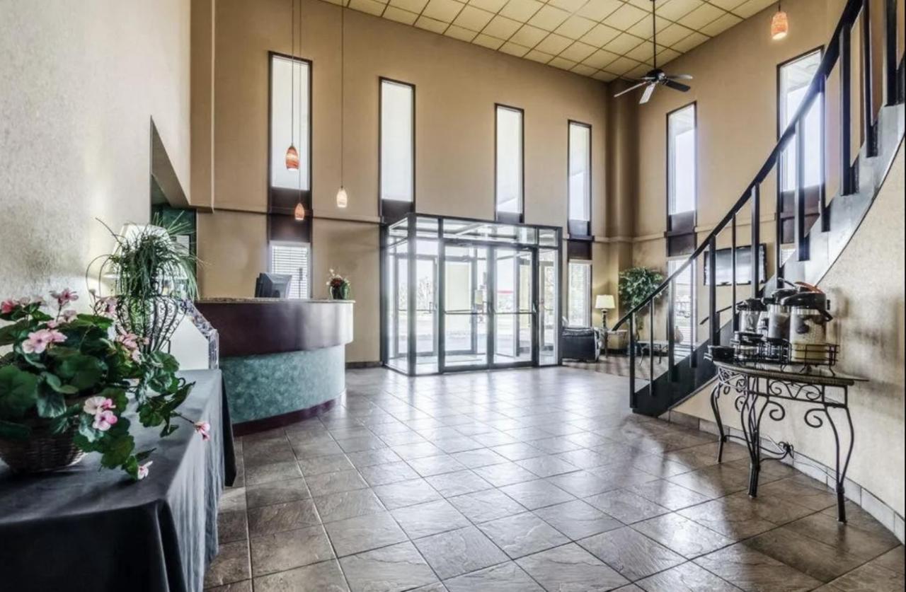Hotel Hutchi Bell à South Hutchinson Extérieur photo