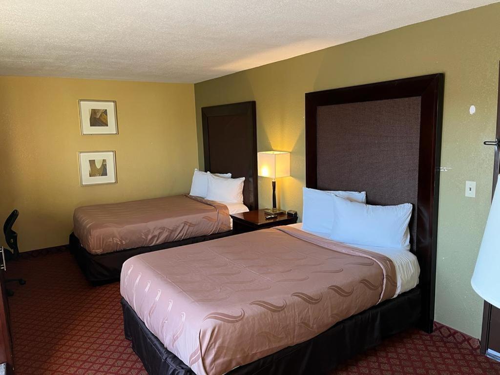 Hotel Hutchi Bell à South Hutchinson Extérieur photo