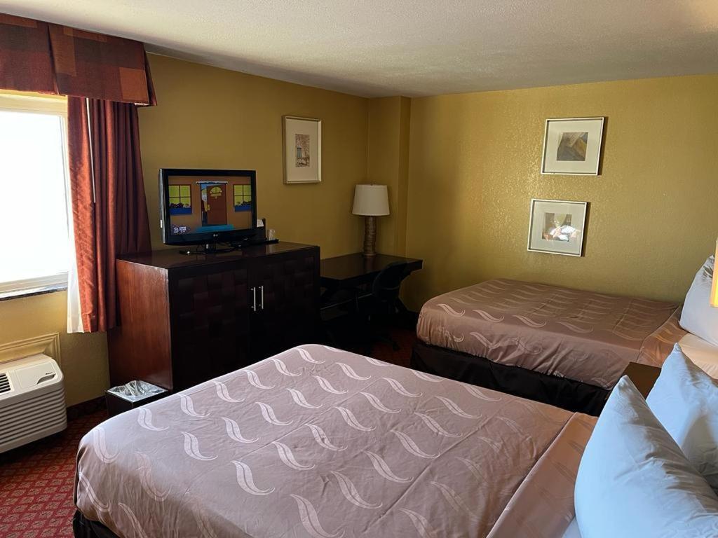 Hotel Hutchi Bell à South Hutchinson Extérieur photo