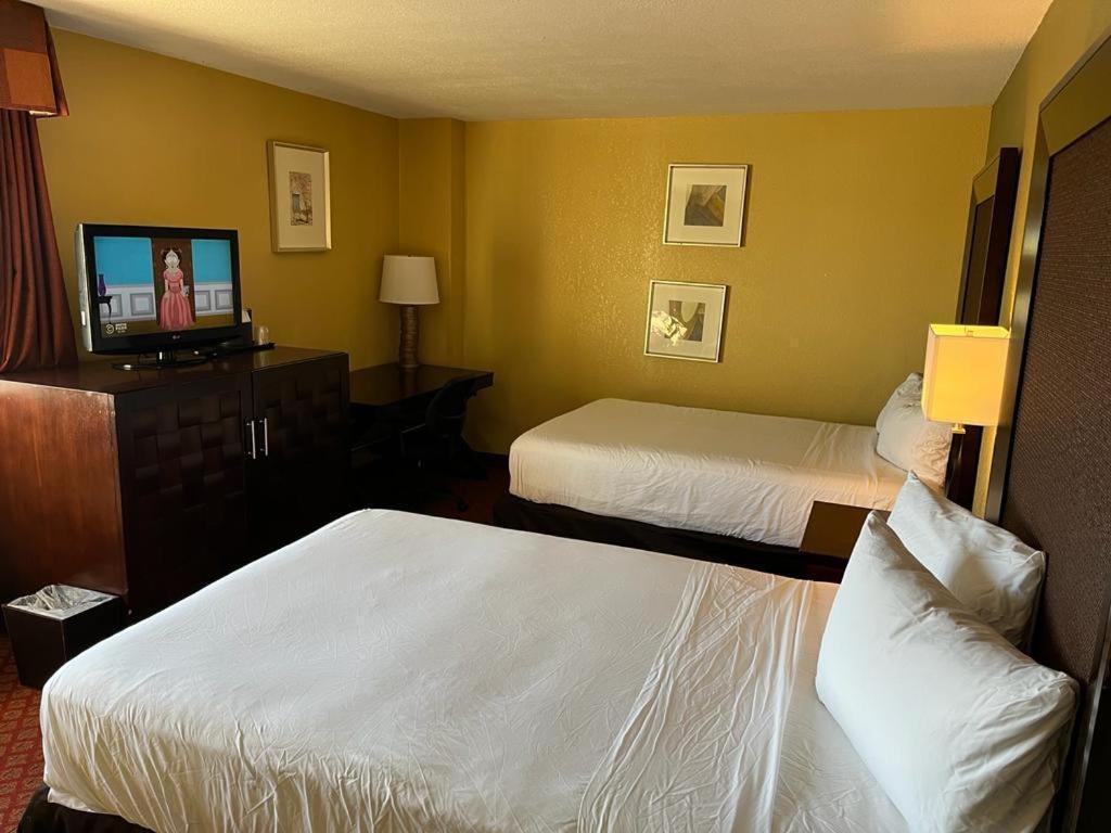 Hotel Hutchi Bell à South Hutchinson Extérieur photo